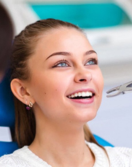 a patient visiting her dentist for a tooth extraction